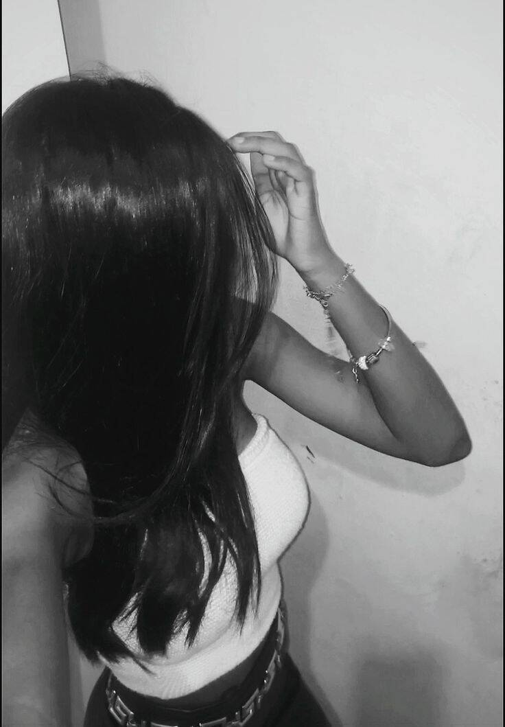Foto de Perfil Feminino com Cabelo Longo e Estilo Casual