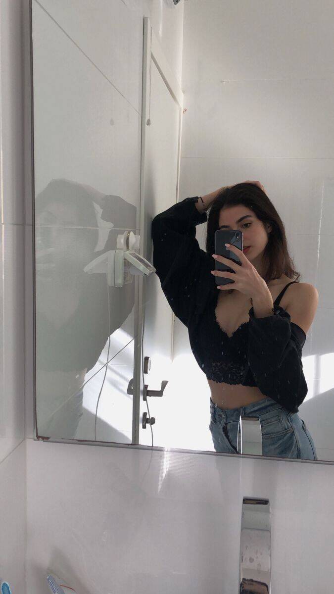 Foto de Perfil Feminino com Espelho e Look Casual