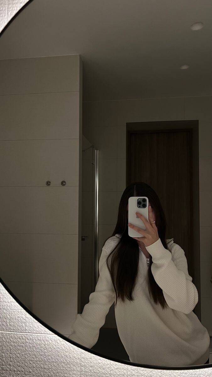 Foto de Perfil Feminino com Espelho e Suéter Branco