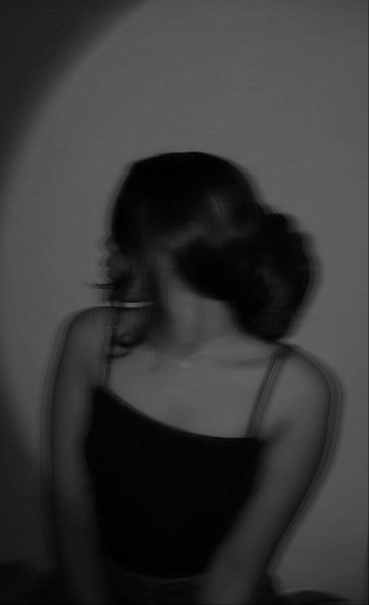 Foto de Perfil Feminino em Preto e Branco com Movimento