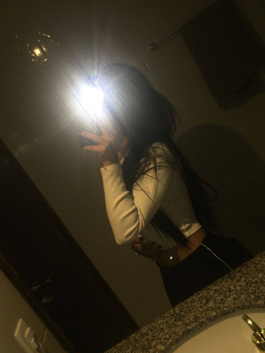 Foto de perfil para Mujer con reflejo y flash.