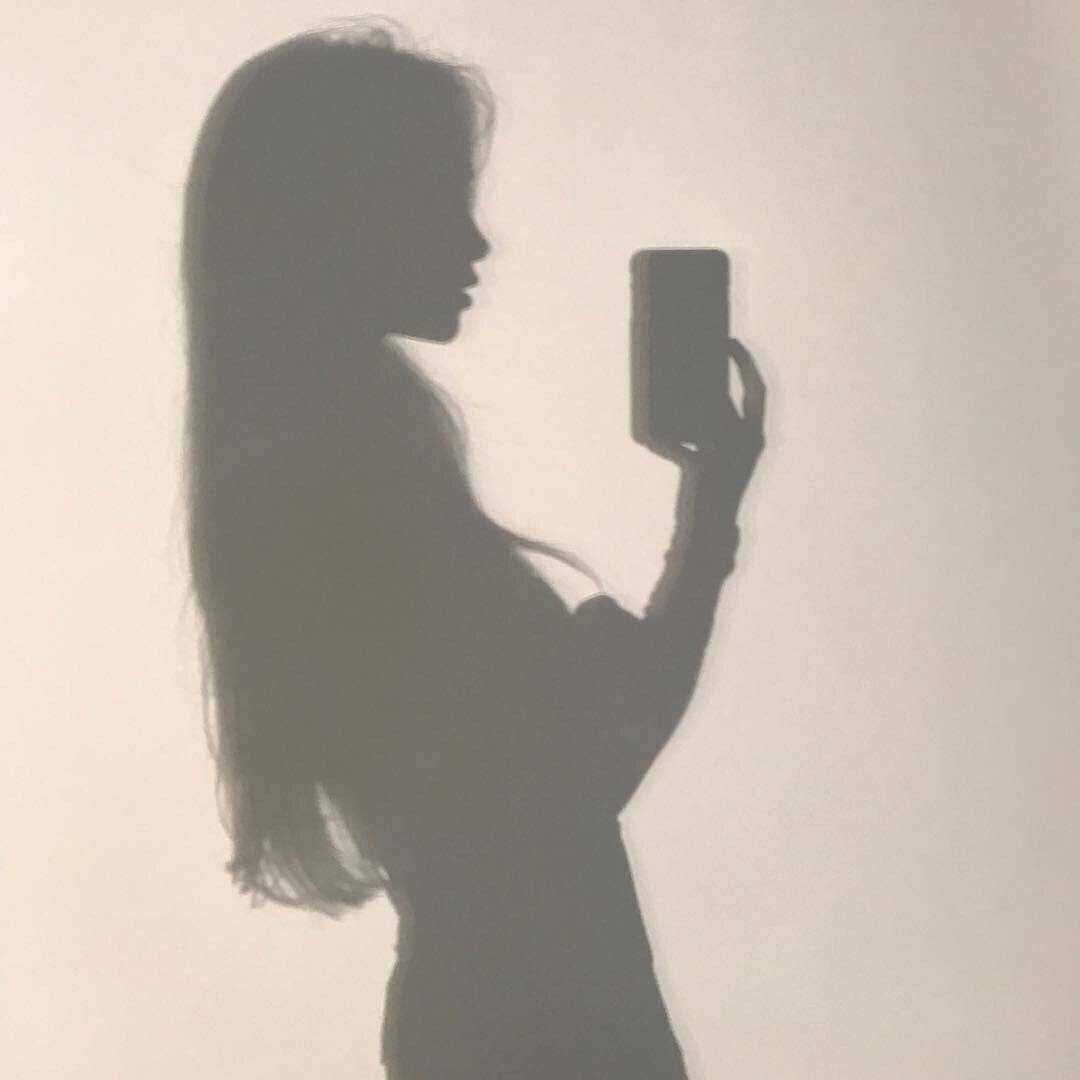 Foto de perfil para Mujer con silueta y teléfono inteligente