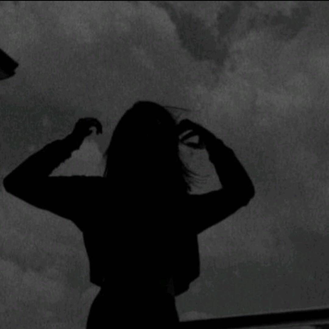 Silueta de foto de perfil para Mujer con cielo de fondo