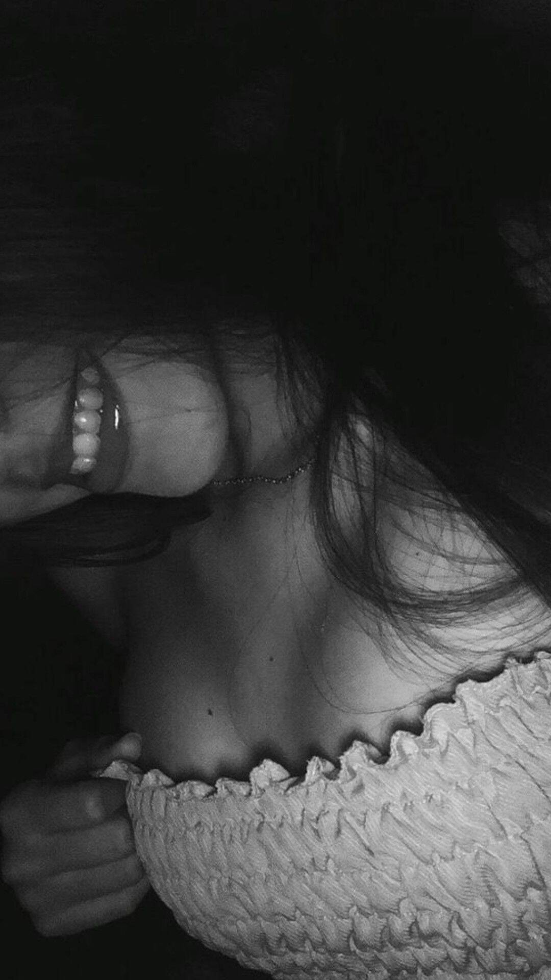 Foto de perfil para Mujer sonriente en blanco y negro