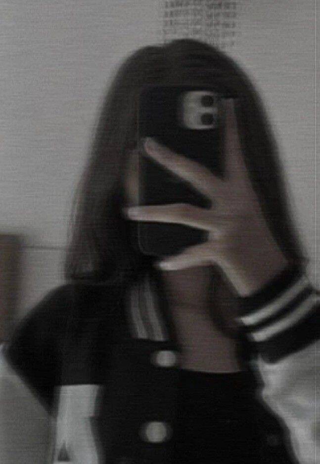 Foto de perfil para Mujer con chaqueta elegante y teléfono inteligente