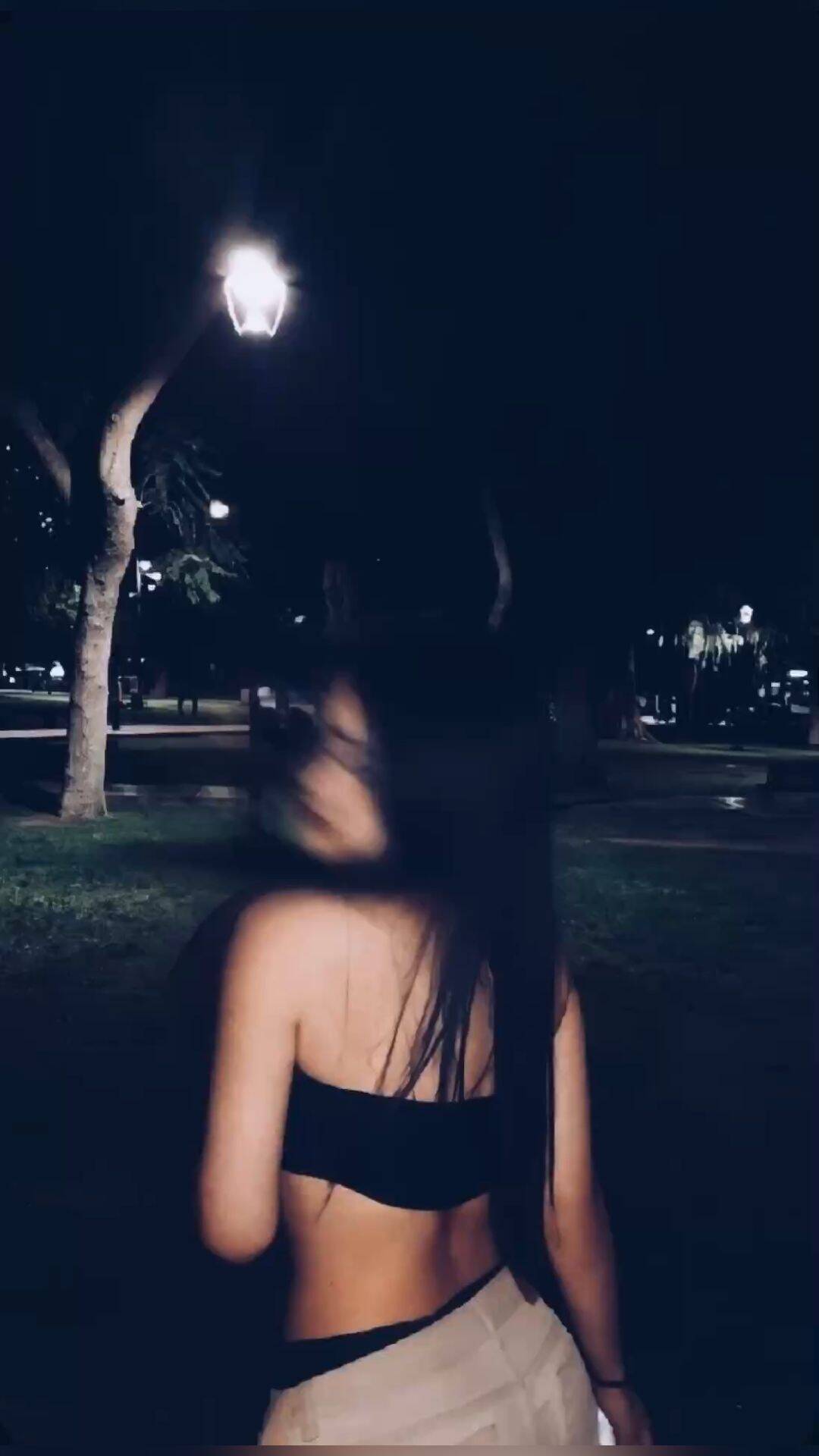 Foto de perfil para Mujer en una noche estrellada con farolas