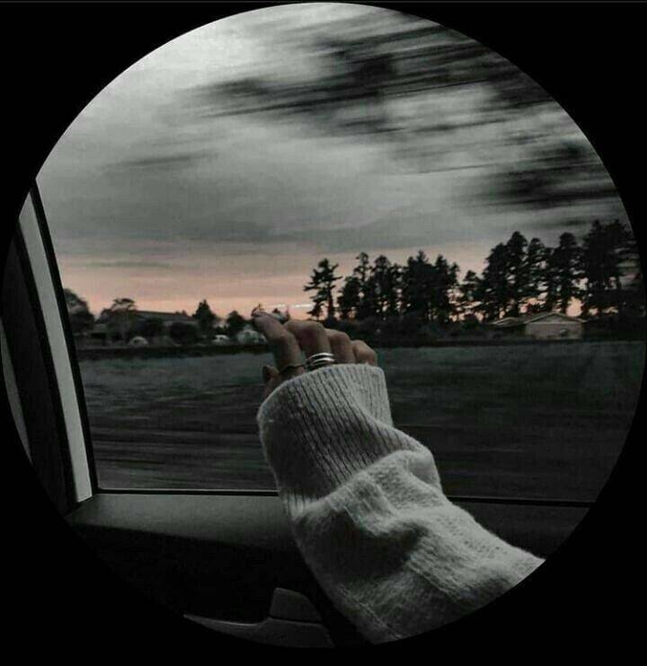 Foto Para Perfil Bonita e Fofa de Mão na Janela do Carro
