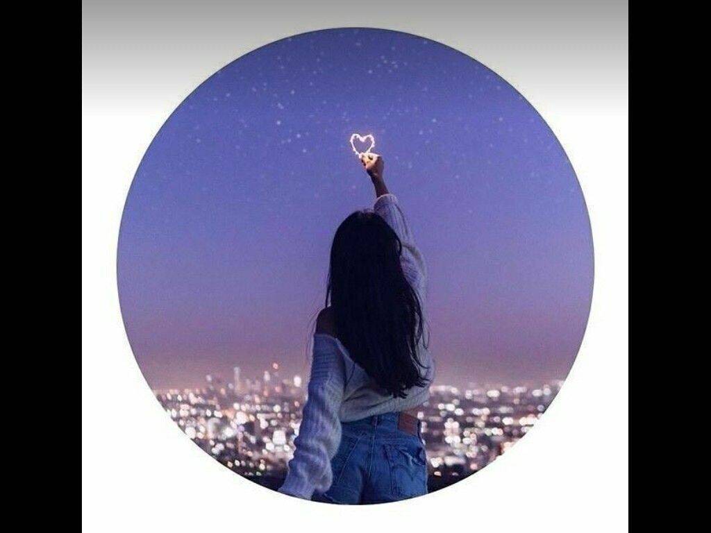 Foto Para Perfil Bonita e Fofa com Coração de Luzes na Cidade