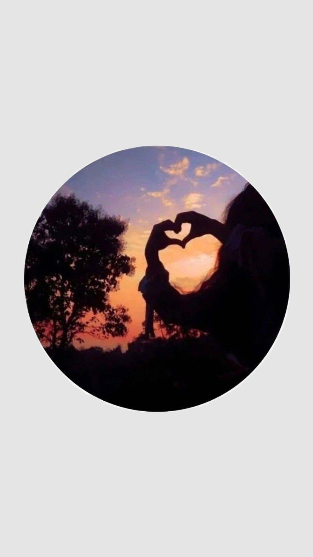 Hermosa y linda foto de perfil de silueta romántica al atardecer