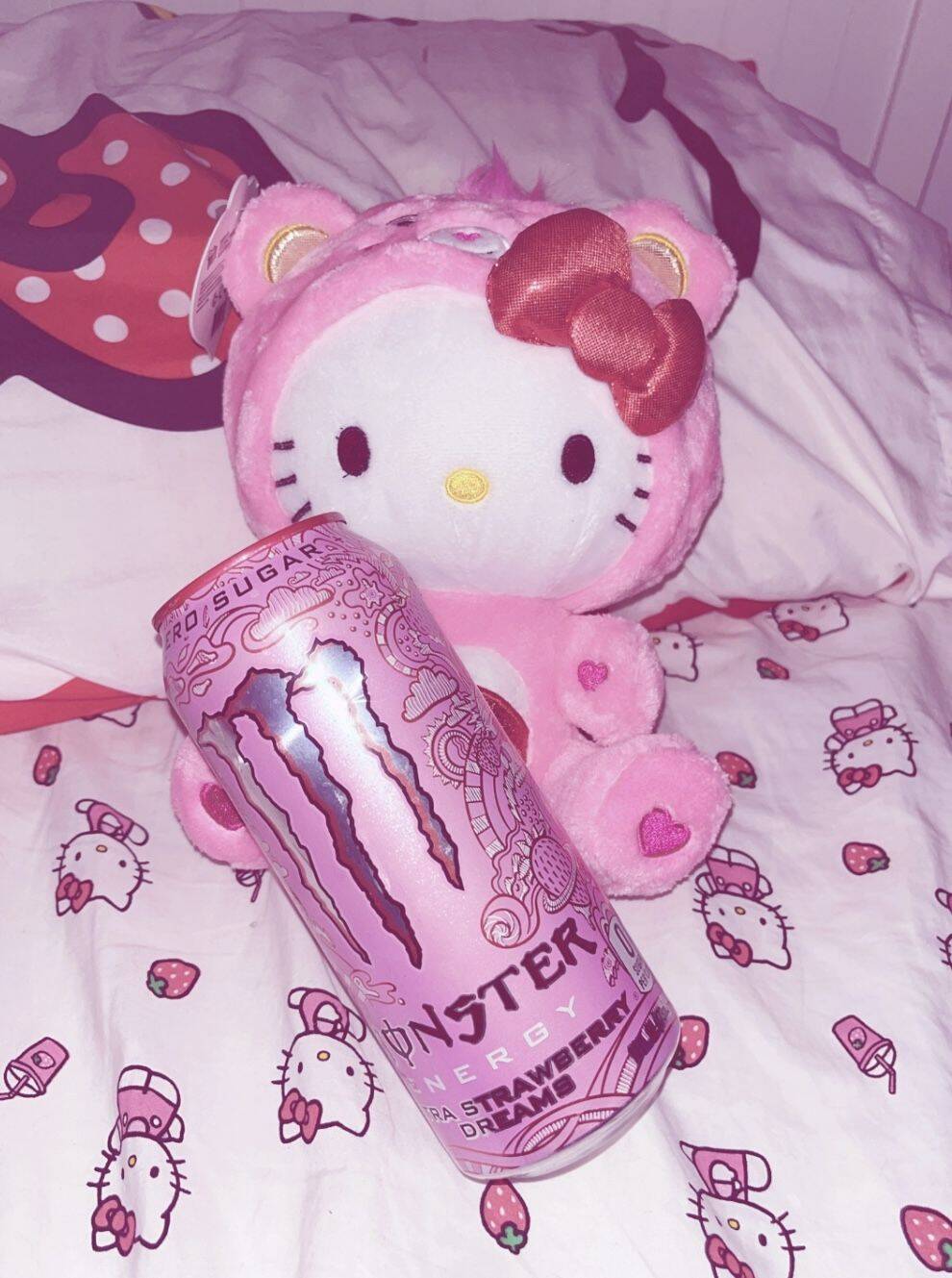 Foto de perfil de la linda Hello Kitty con lata energética rosa