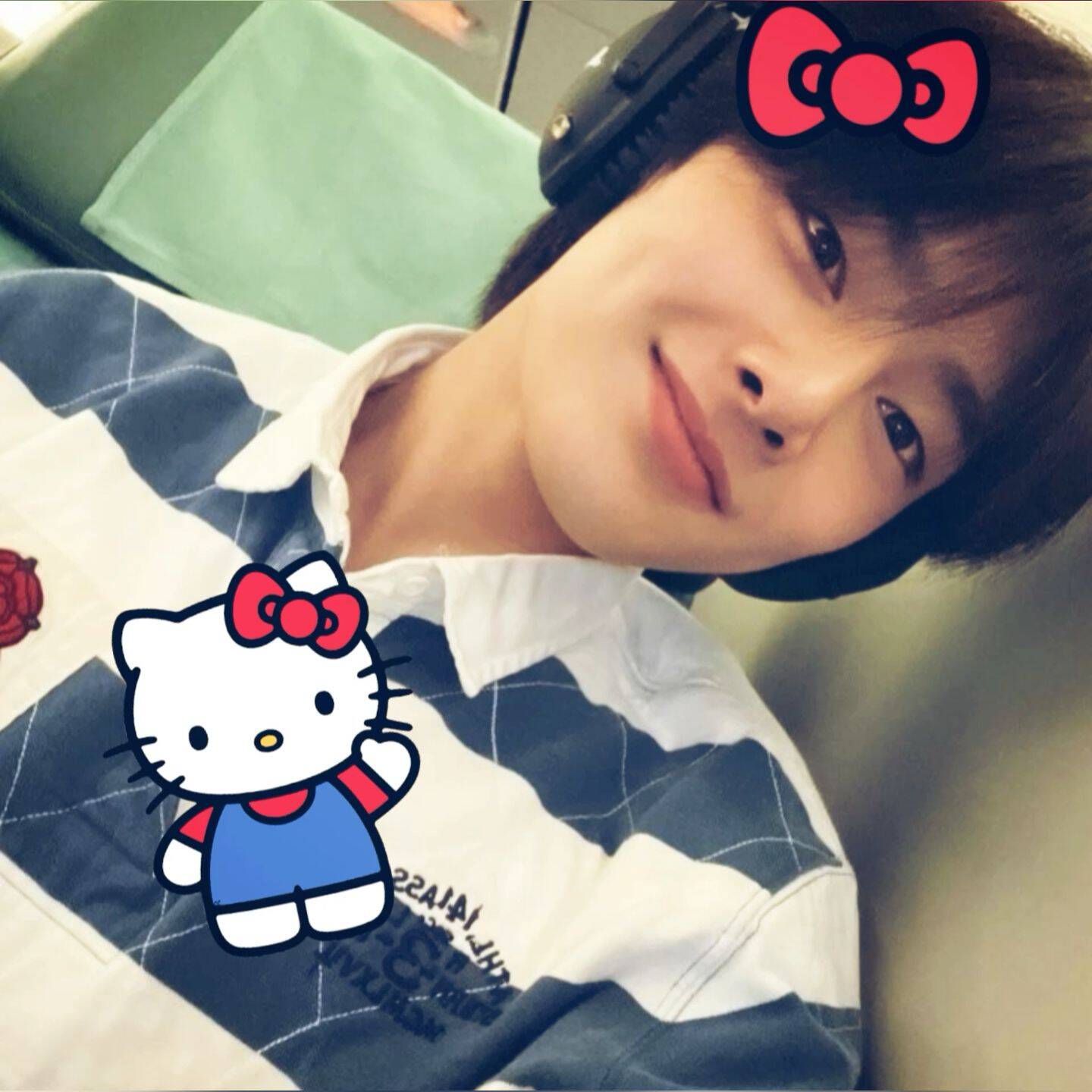 Foto de perfil de la guapa Hello Kitty con auriculares
