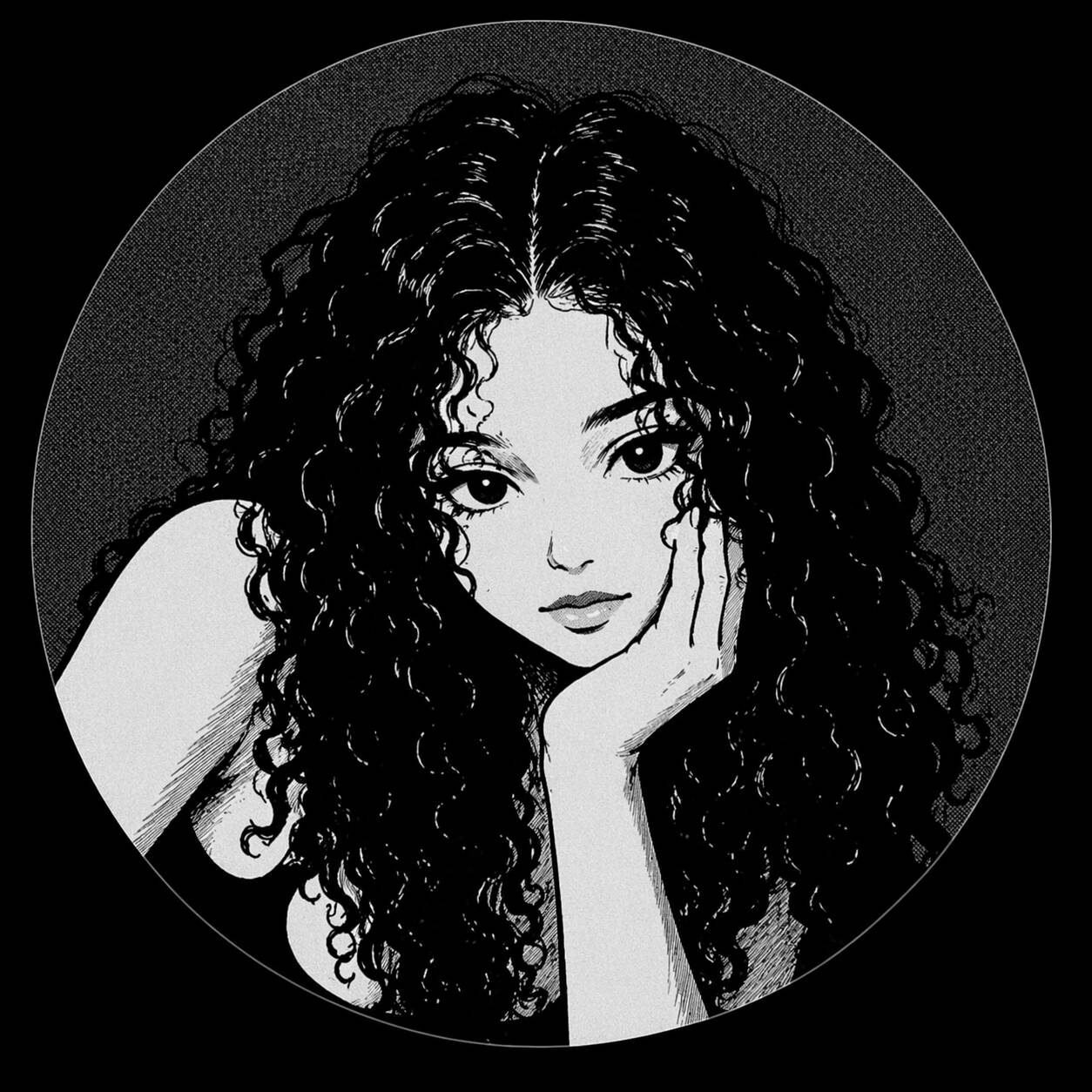 Foto de Perfil Preta de Mulher com Cabelo Cacheado e Expressão Pensativa