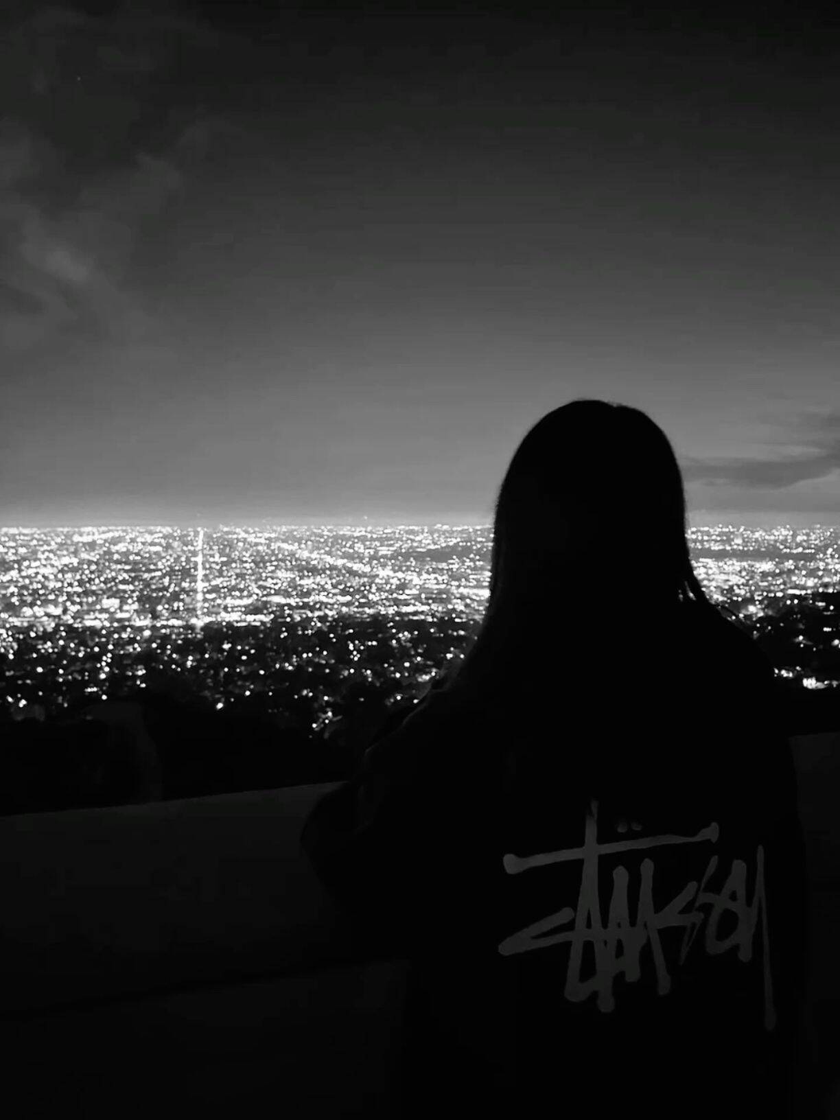 Foto de Perfil Preta de Silhueta com Vista Noturna