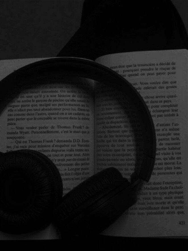 Foto de Perfil Preta com Fones de Ouvido e Livro