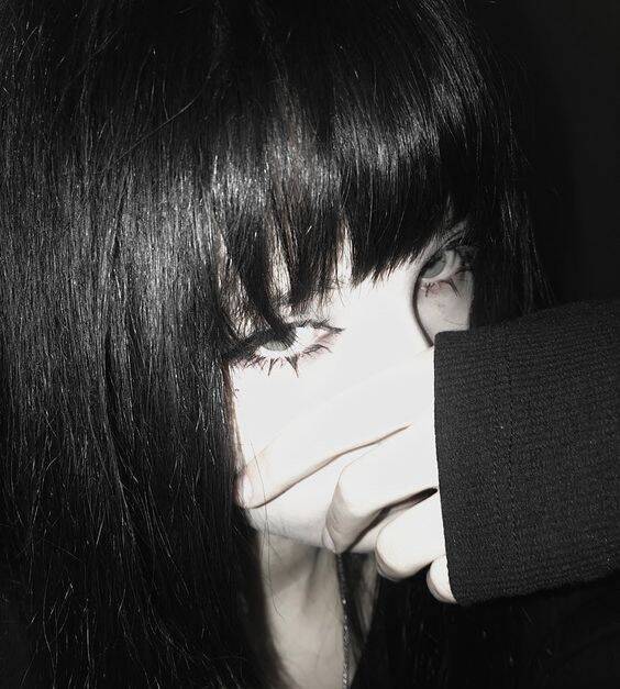 Foto de Perfil Preta de Mulher com Cabelo Longo e Olhos Marcantes