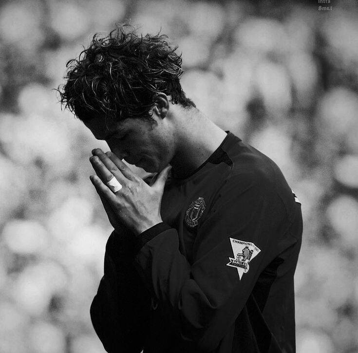 Foto de Perfil Preta do Jogador de Futebol em Oração