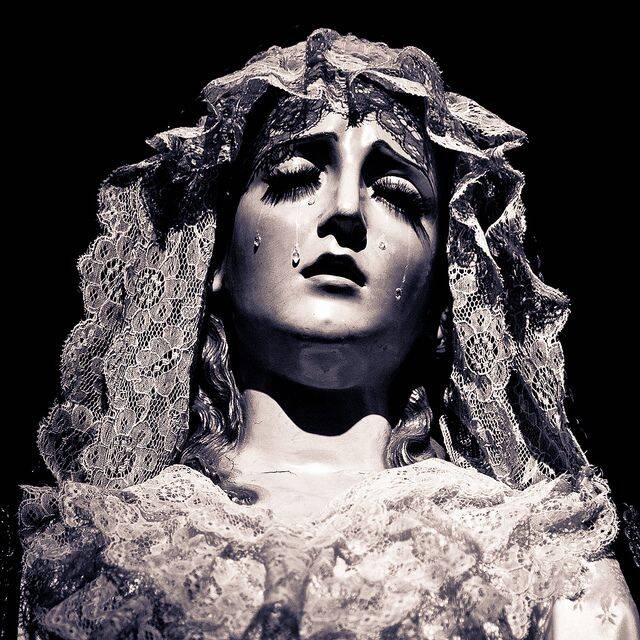 Foto de Perfil Preta de Estátua de Mulher com Lagrimas