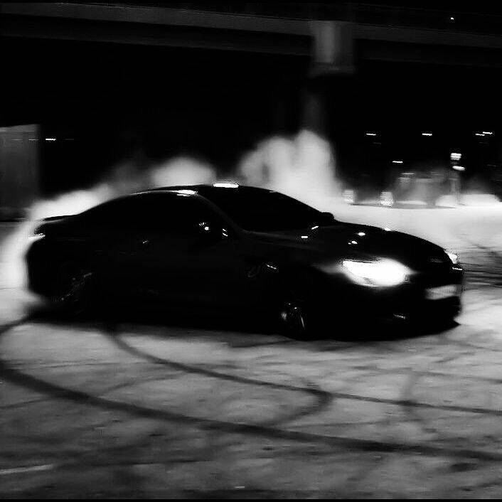 Foto de Perfil Preta de Carro em Drift