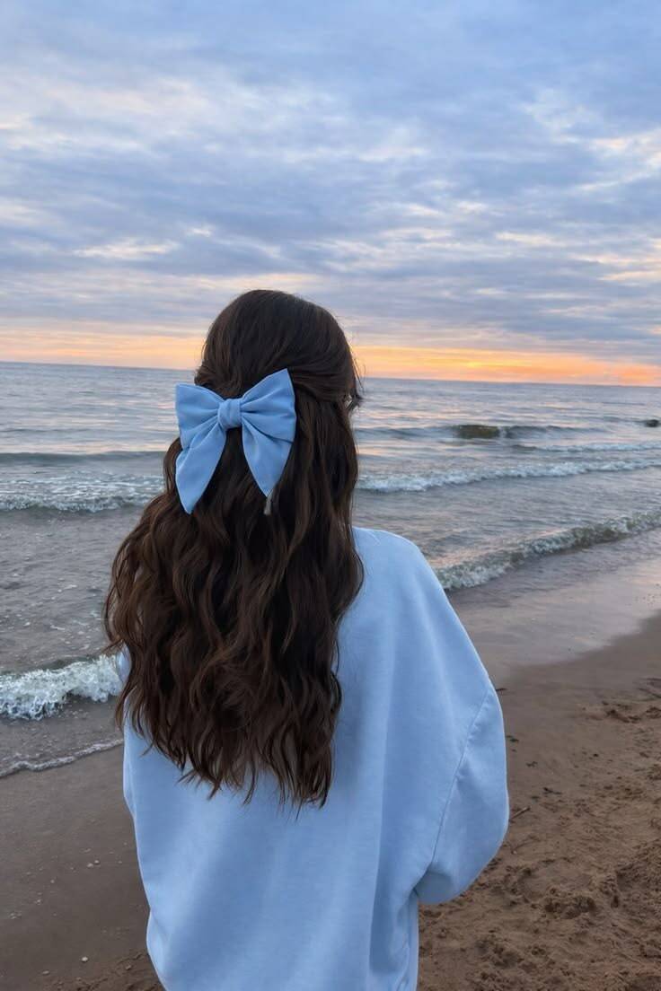 Foto de Perfil Aesthetic com Laço Azul na Praia ao Pôr do Sol