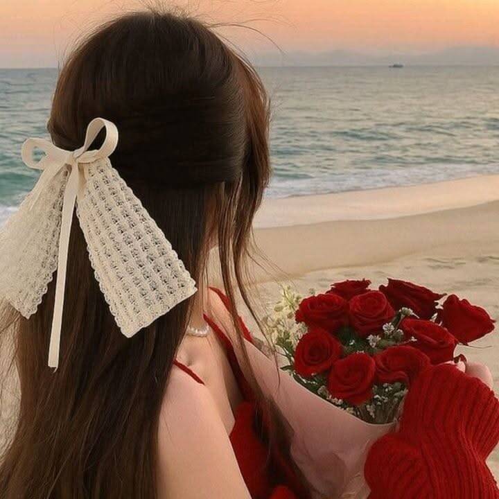 Foto de Perfil Aesthetic com Cabelo e Flores na Praia