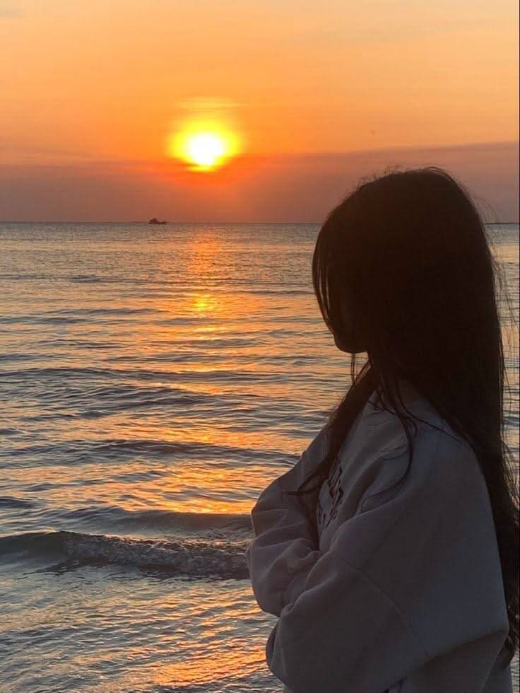 Foto de perfil estética de una puesta de sol en la playa