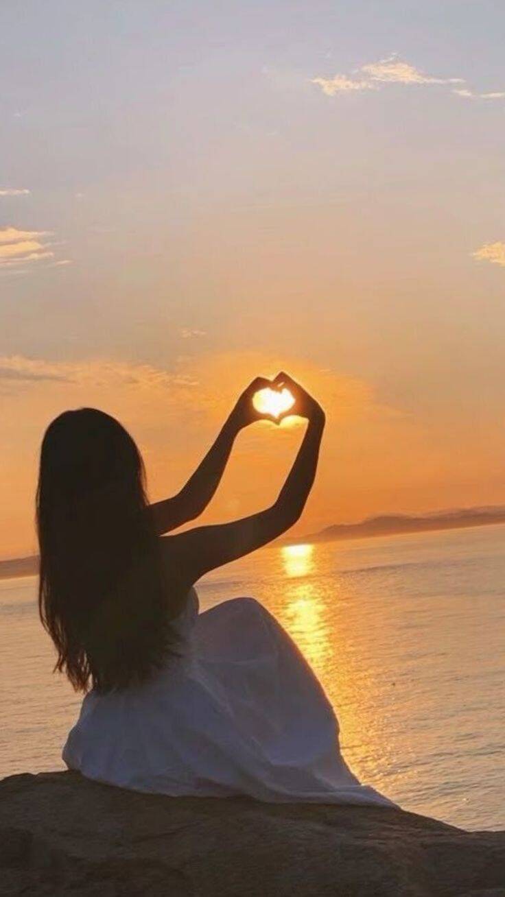 Foto de Perfil Aesthetic de Silhueta com Coração ao Pôr do Sol