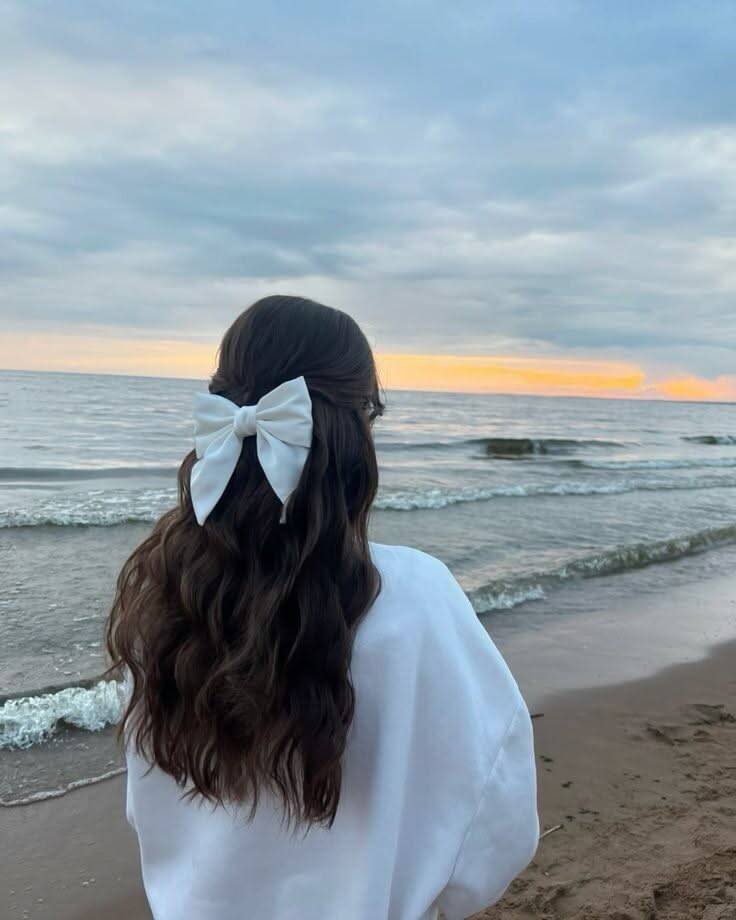 Foto de Perfil Aesthetic com Cabelo Longo e Laço Branco na Praia