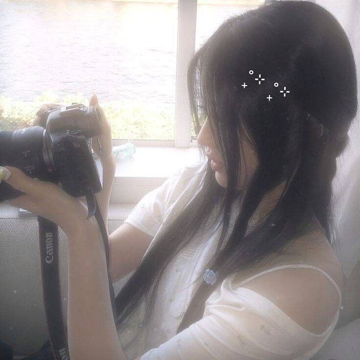Foto de perfil estética con cámara y luz suave.