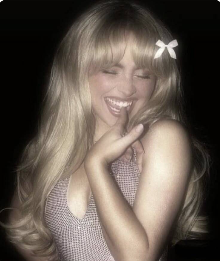 Foto de Perfil Aesthetic com Cabelo Longo e Sorriso Radiante