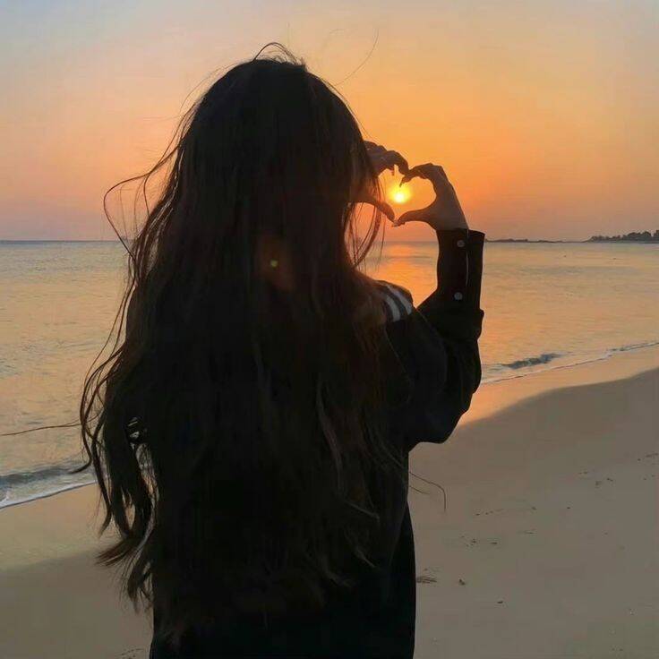 Foto de Perfil Aesthetic com Silhueta ao Pôr do Sol na Praia