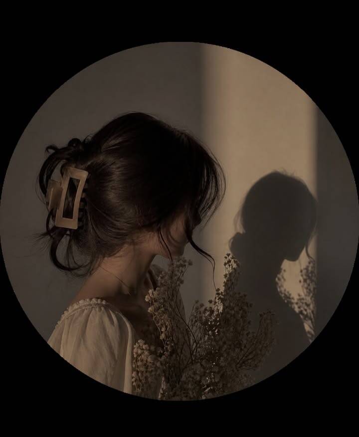 Foto de Perfil Aesthetic com Flores Secas e Luz Natural