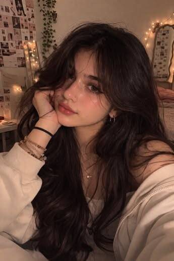 Foto de Perfil Aesthetic com Cabelo Longo e Olhar Sonhador