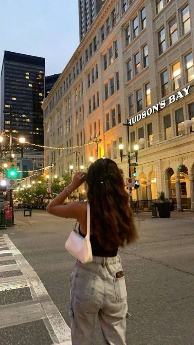 Foto de perfil estética en la calle con luces de la ciudad.