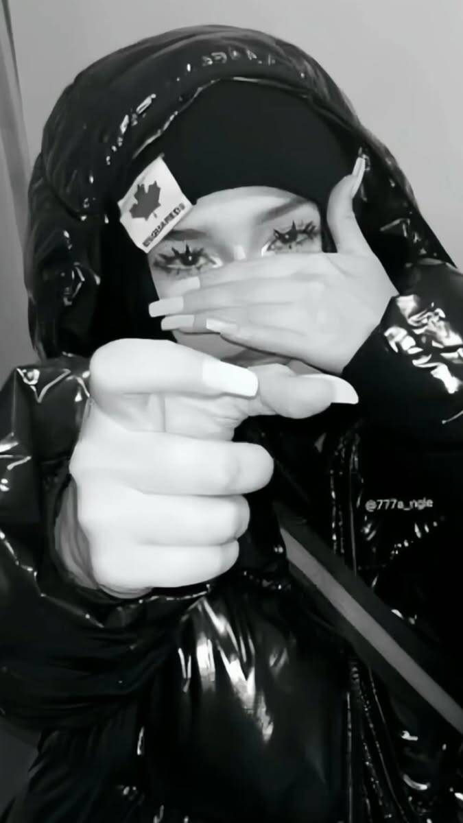 Foto de perfil para TikTok estilo urbano con abrigo negro