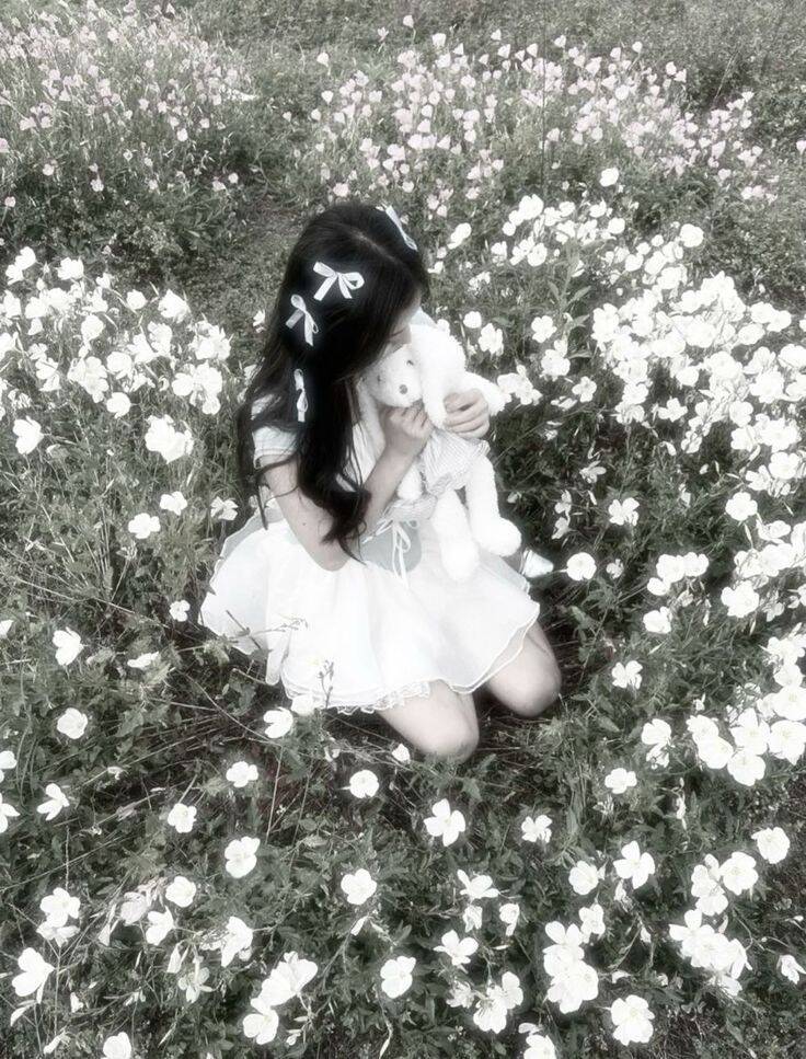 Pfp Profile Picture for TikTok of Girl with Teddy Bear in Campo de Flores