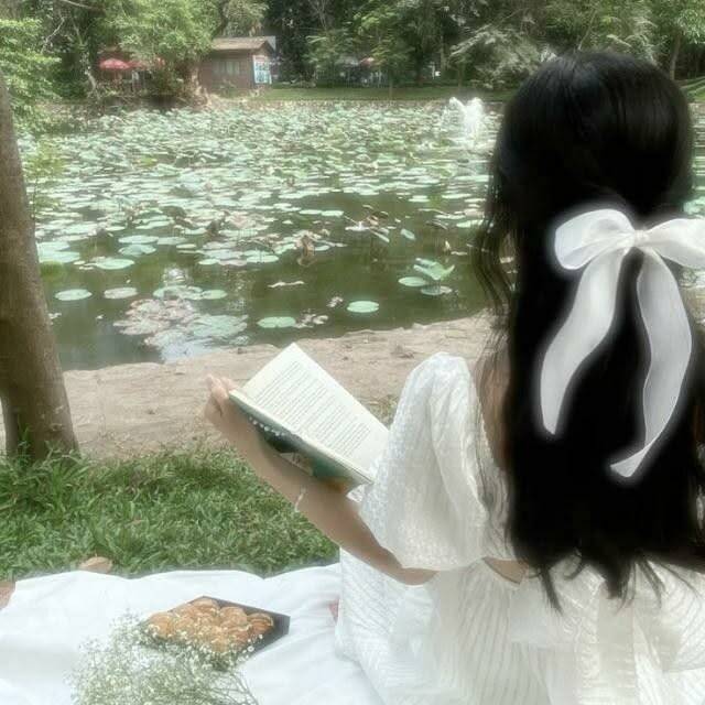 Pfp Profile Picture for Girl Reading in the Park TikTok