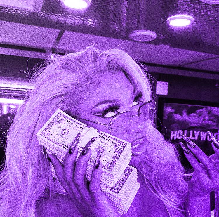 Foto de perfil morada con dinero y estilo