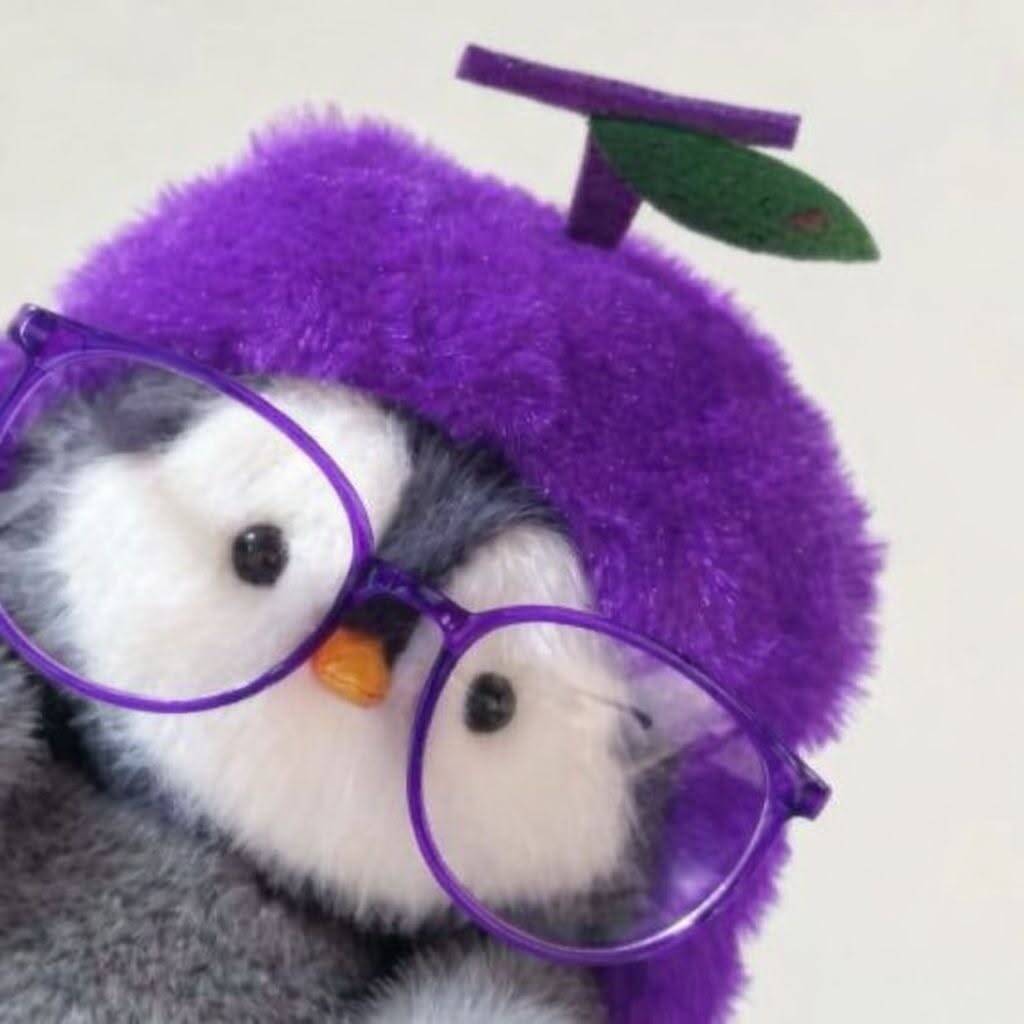 Foto de perfil violeta de un lindo pingüino con gafas