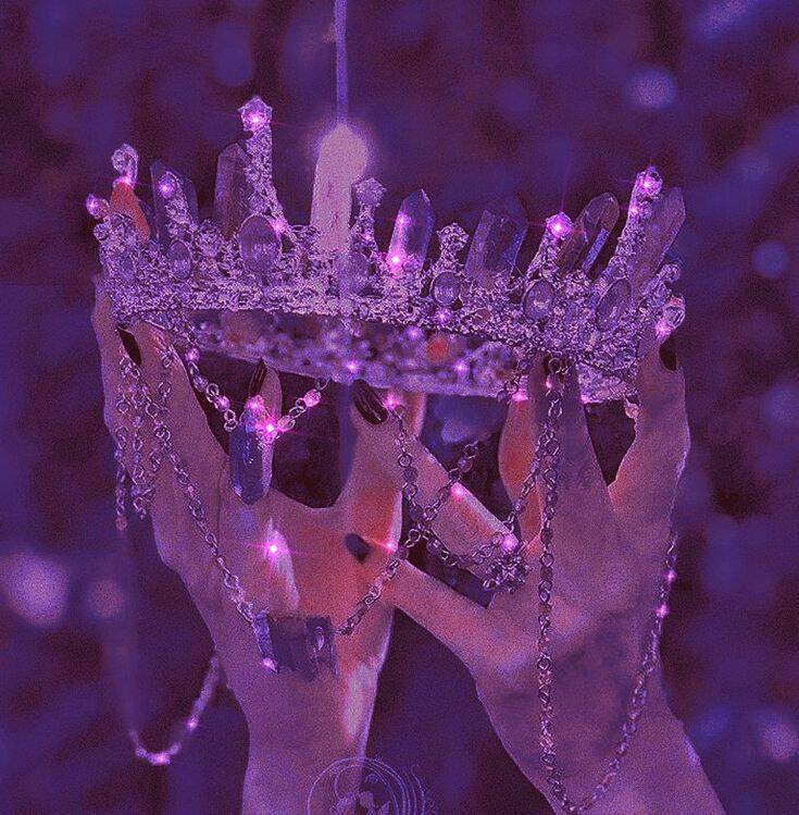 Foto de perfil morada con corona de cristal