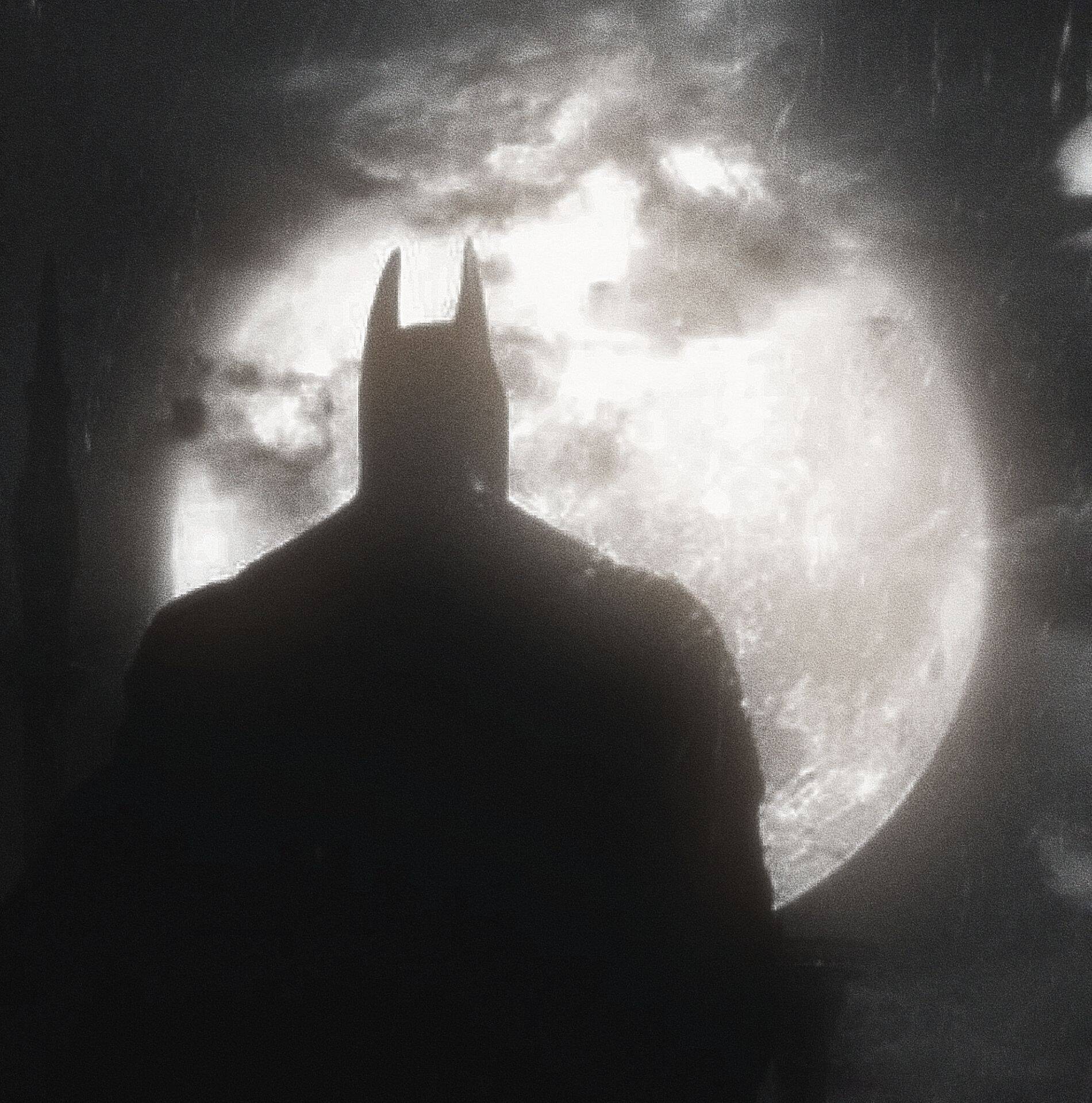Foto de perfil de Batman con la luna de fondo