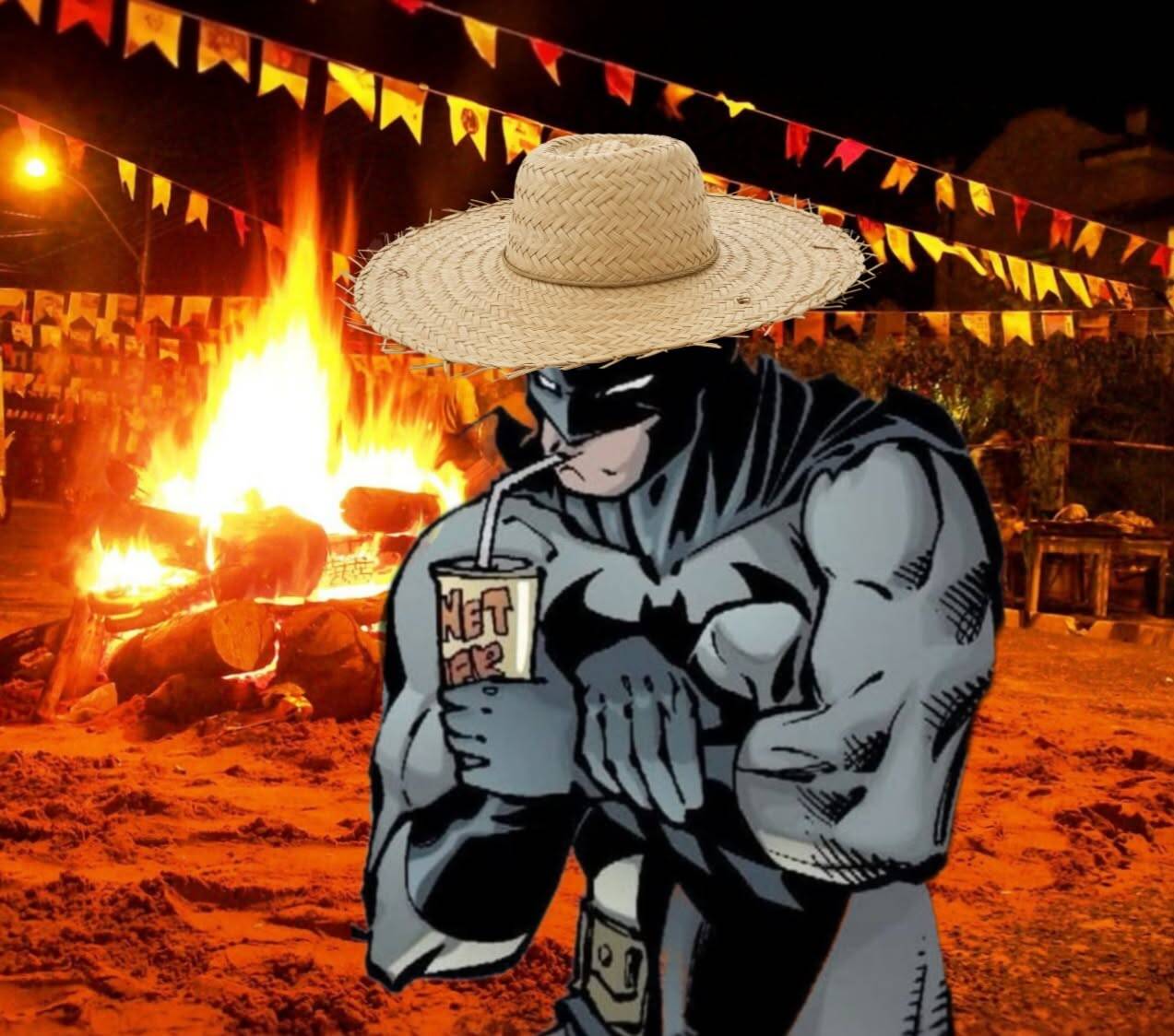 Foto de perfil de Batman con sombrero de paja en Festa Junina