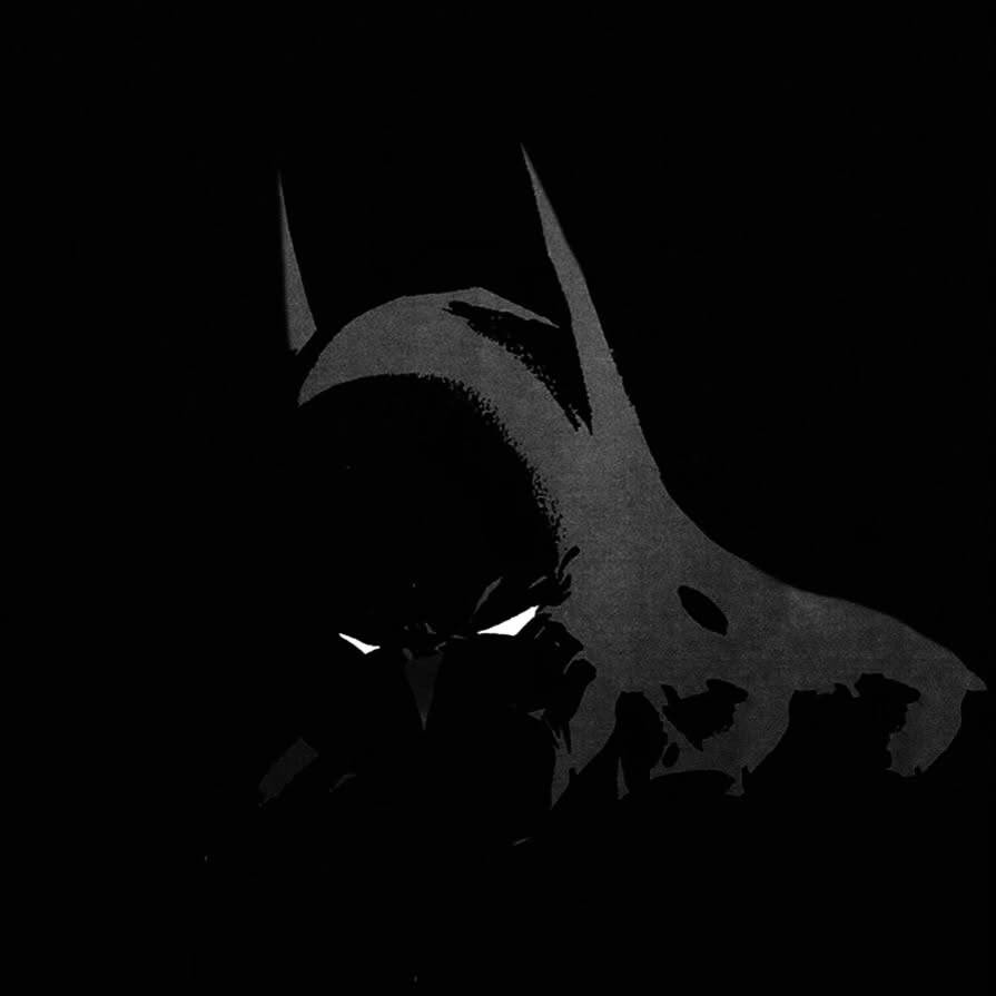 Foto de perfil de Batman en silueta oscura
