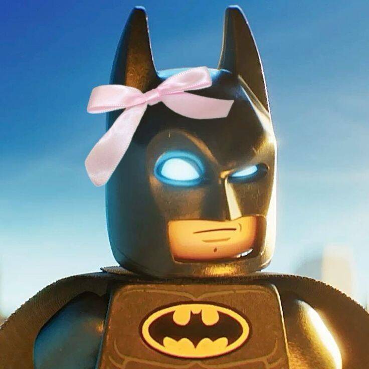 Foto de perfil de Lego Batman con lazo rosa