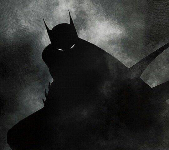 Foto de perfil de Batman en silueta misteriosa