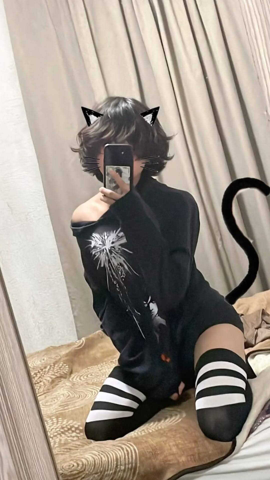 Foto de perfil de Femboy con orejas de gato y calcetines a rayas