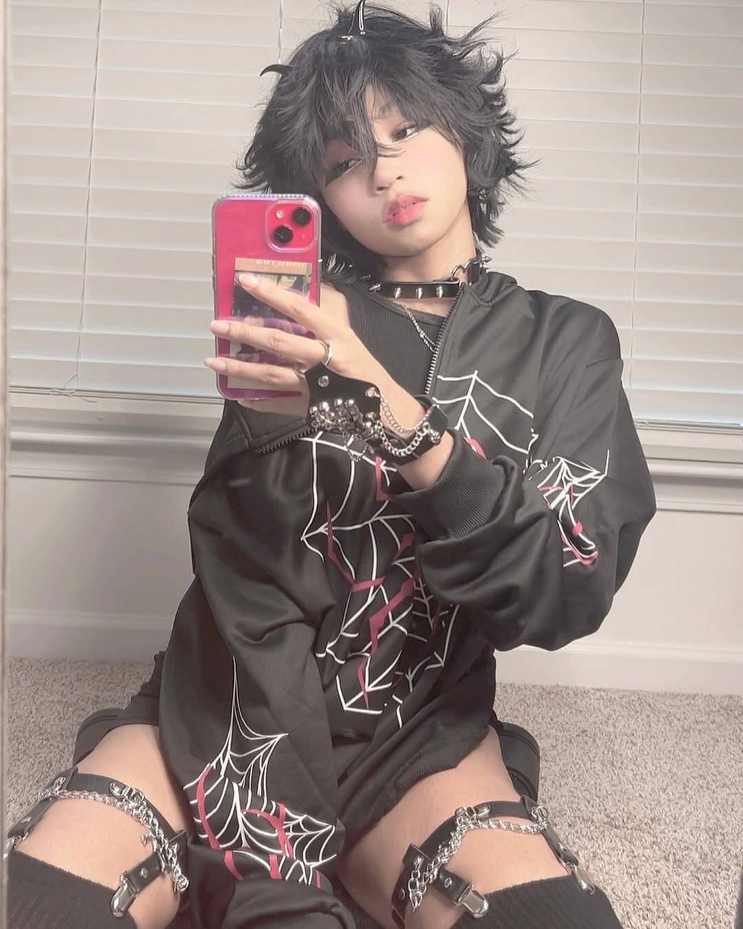 Foto de Perfil de Femboy com Estilo Gótico e Acessórios