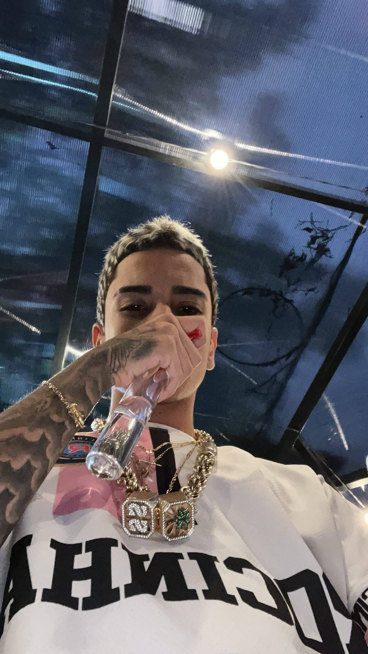Pfp Profile Picture Cool with Gold Chain and Modern Style