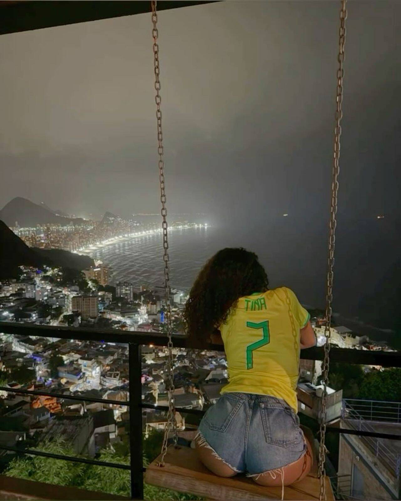Foto de Perfil de Cria com Camisa da Seleção Brasileira na Vista do RJ