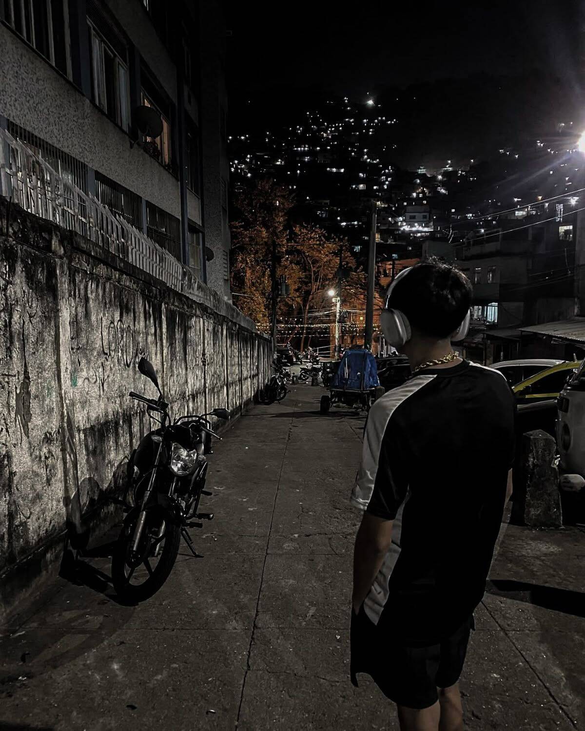 Pfp Profile Picture Cool on the Street at Night with Headphones