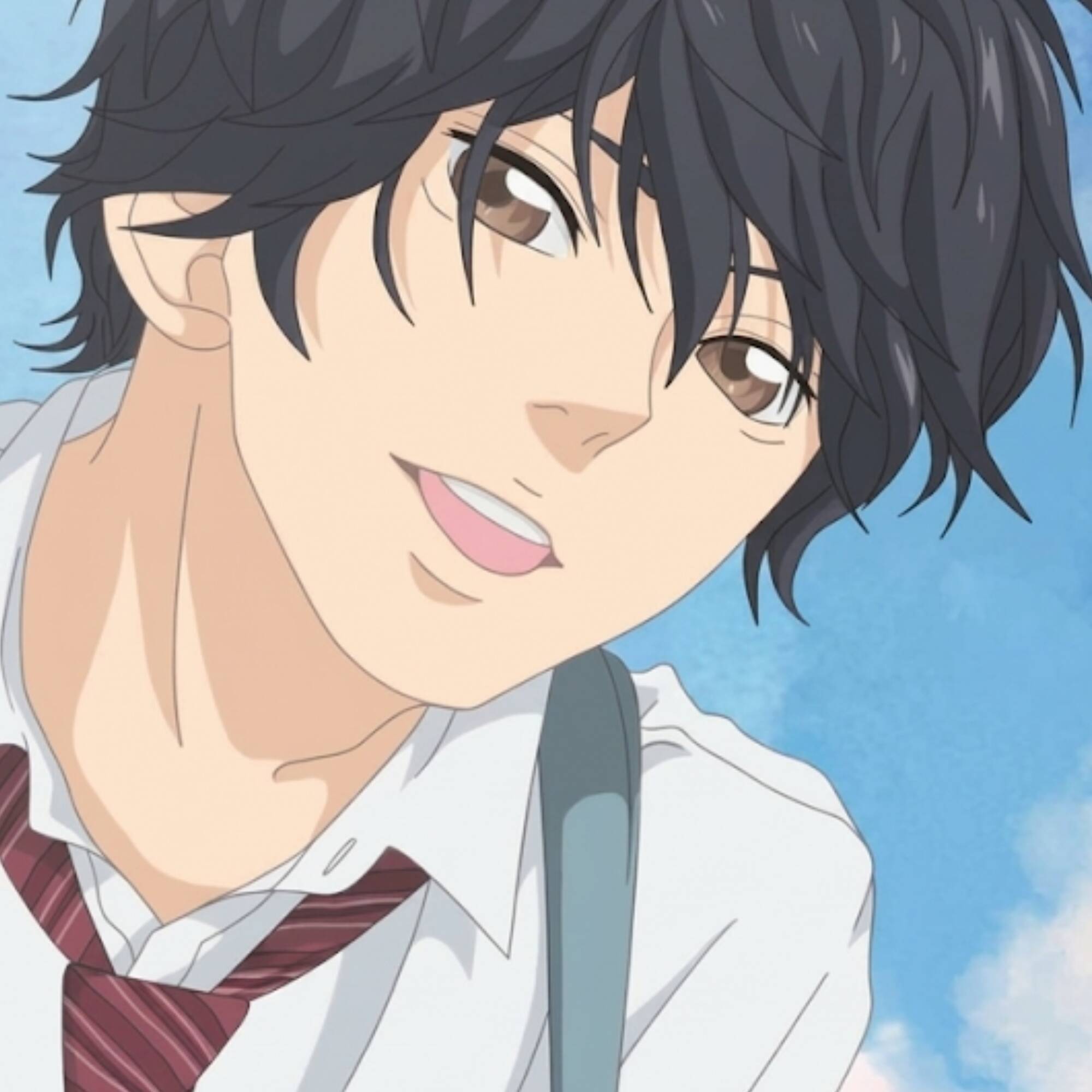 Foto de perfil de un chico anime sonriente con camisa blanca